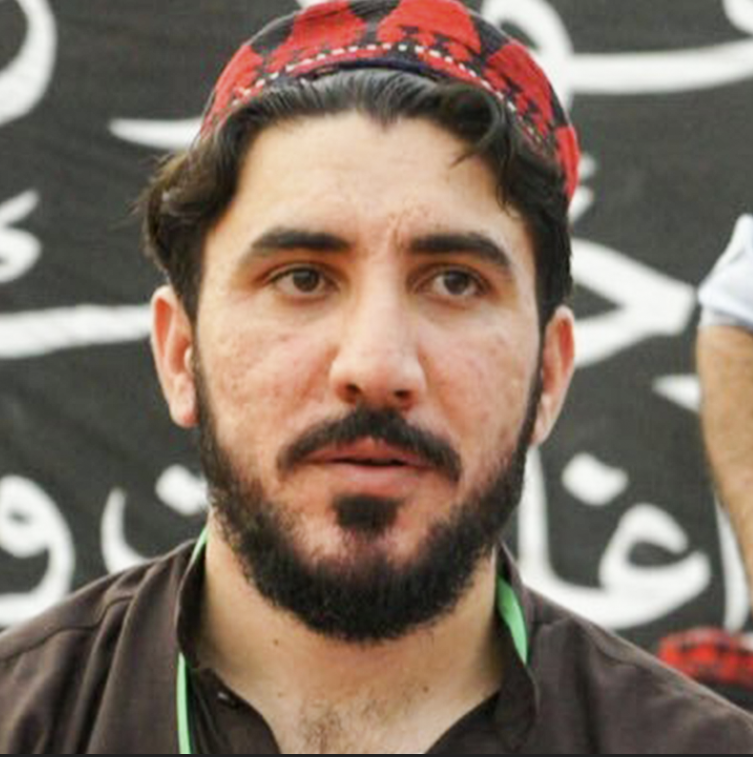 PashtunNJirga's tweet photo. پاکستانی فوج پریشان ہے اور کوشش کر رہا ہے کہ پشتونوں کی آواز کو دبانے کے لیے ہر حربہ استعمال کرے۔ اگر فوج نے مشر منظور پشتین یا دیگر پشتون رہنماؤں کی طرف ٹیڑھی نظر سے دیکھا تو 1971 کی تاریخ دوبارہ دہرائی جائے گی۔ اس بار پاکستان دو نہیں، بلکہ چار یا اس سے زیادہ حصوں میں تقسیم ہو جائے گا۔ طاقت اور غرور کو چھوڑیں اور پشتونوں کے مطالبات کو تسلیم کریں۔

#ManzoorPashteenOurRedLine

#PashtunLivesMatter #SwatWantsPeace #NoToTerrorism #يوولسم_اکتوبر_پښتون_قامي_عدالت #PashtunNationalCourt11October #PashtunNationalJirga11Oct
