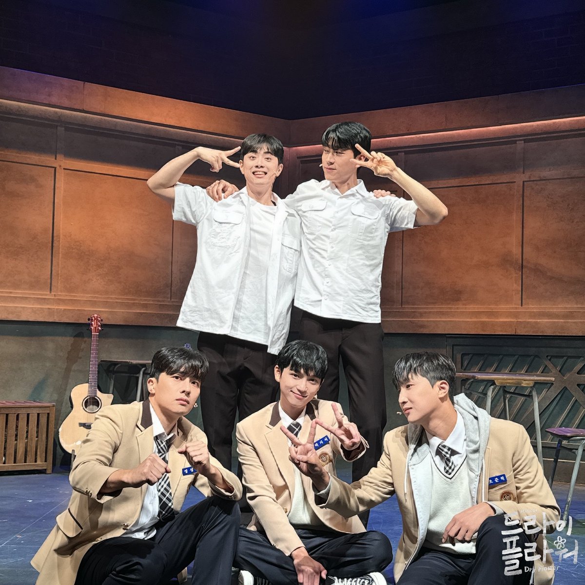 dryflower2024's tweet photo. [𝘿𝙍𝙔 𝙁𝙇𝙊𝙒𝙀𝙍]

📷 𝙏𝙊𝘿𝘼𝙔 𝙈𝙀𝙈𝘽𝙀𝙍𝙎

❝작은 불씨 안고
   멀리 멀리 가자❞

박지석 役 류동휘
오준혁 役 최반석
정성호 役 박준형
임정민 役 신은총
이유석 役 한상훈

설화고등학교 네 번째 등교에 함께해 주신
학생여러분께 진심으로 감사드립니다 😊

#드라이플라워 #가보자 https://t.co/TFqn1Hct94