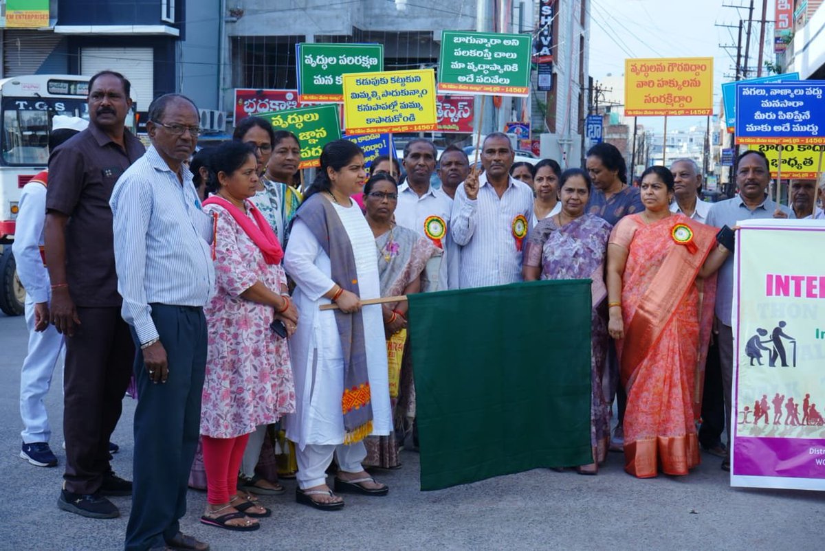 airnews_hyd's tweet image. అంతర్జాతీయ వయోవృద్దుల వారోత్సవాలలో భాగంగా నేడు వయో వృద్ధులతో కలిసి వాకథాన్ ర్యాలీ నిర్వహించారు.  వరంగల్ చౌరస్తా నుండి పోచమ్మ మైదాన్ సర్కిల్ వరకు నిర్వహించిన  ర్యాలీ లో @Collector_WGLడాక్టర్  సత్య శారద పాల్గొన్నారు. #SeniorCitizensDay #seniorcitizensweek #Walkthon
PTC