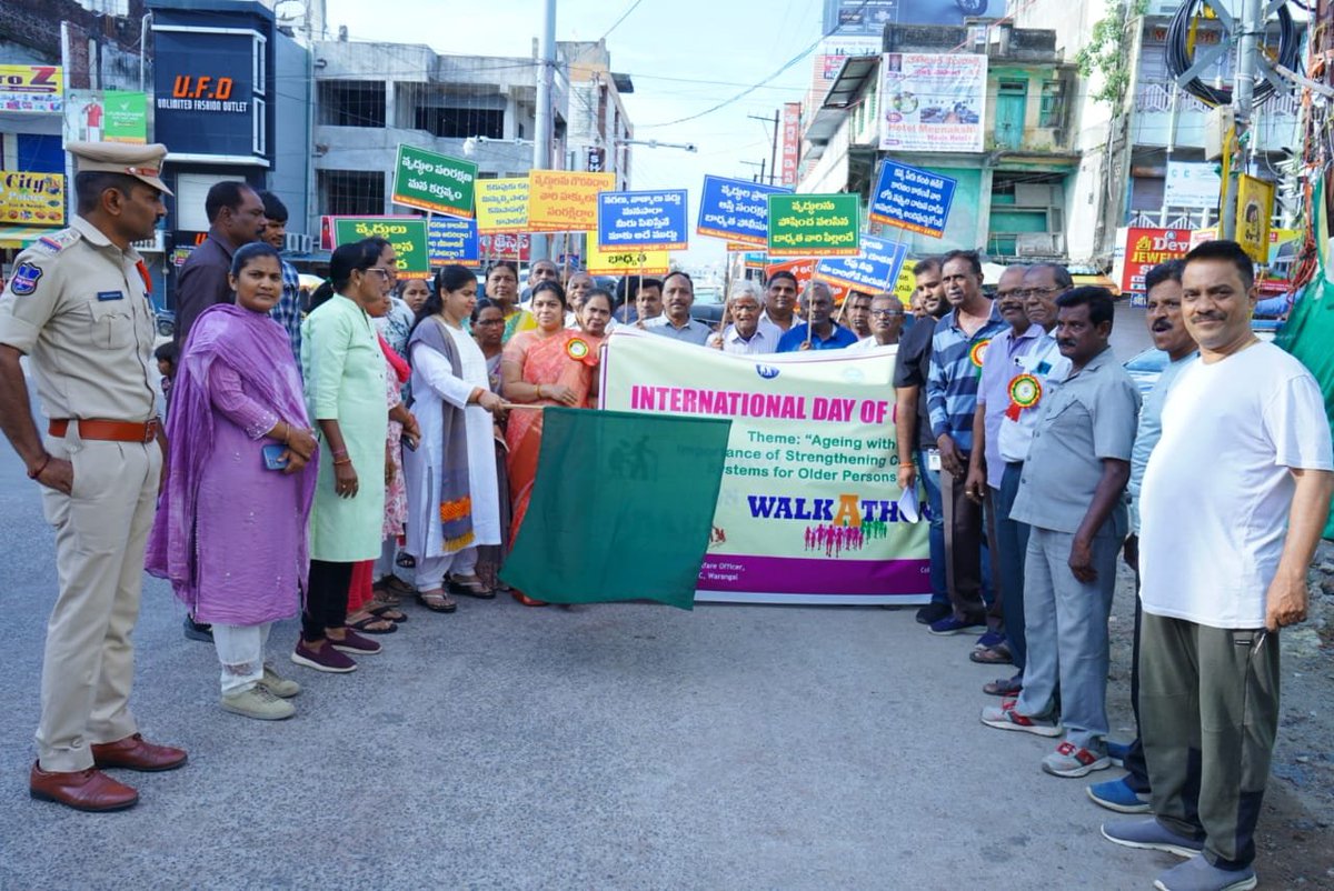 airnews_hyd's tweet image. అంతర్జాతీయ వయోవృద్దుల వారోత్సవాలలో భాగంగా నేడు వయో వృద్ధులతో కలిసి వాకథాన్ ర్యాలీ నిర్వహించారు.  వరంగల్ చౌరస్తా నుండి పోచమ్మ మైదాన్ సర్కిల్ వరకు నిర్వహించిన  ర్యాలీ లో @Collector_WGLడాక్టర్  సత్య శారద పాల్గొన్నారు. #SeniorCitizensDay #seniorcitizensweek #Walkthon
PTC
