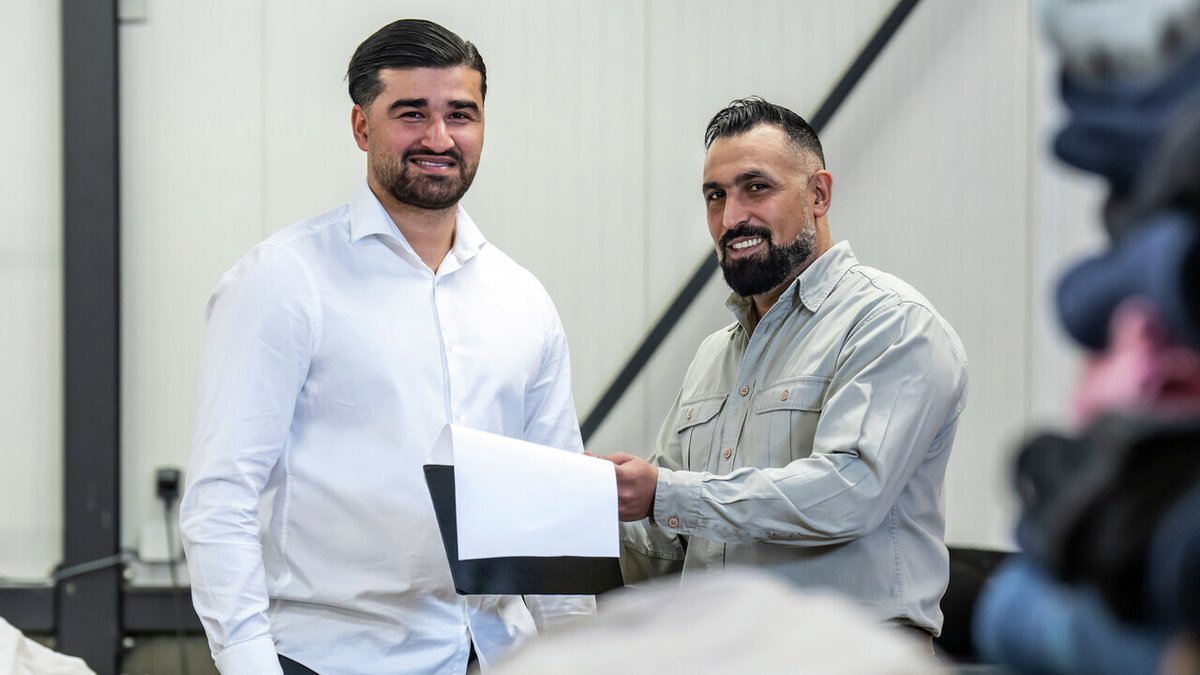 Senzer_'s tweet photo. Mohammed moest vluchten uit Syrië. Via Senzer kwam hij terecht bij Tristo: ‘Ik zit nu voor mijn gevoel op de goede weg. Het geeft rust dat ik nu leuk werk heb én op een plek woon waar mijn vrouw en drie kinderen veilig zijn.’ Hele verhaal👉https://t.co/5QIGKE7Ben

#Senzer #Tristo https://t.co/KElzRFkQh0