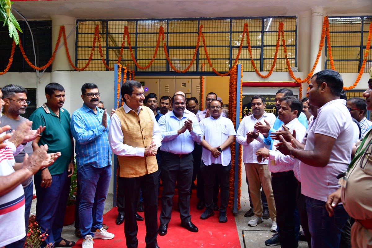 OpfGil's tweet photo. #OPF_GIL में Rooftop 500 KWp SolarPowerPlant का उदघाटन 
CMD/GIL Shri V.K. Tiwari के कर-कमलों द्वारा, GM/OPF Shri M.C.Balasubramaniam की उपस्थिति में हुआ।उन्होंने कहा कि #आधुनिकीकरण की दिशा में ठोस एवं प्रभावी कार्य हो रहे हैं, जो संगठन को निरन्तर मजबूत बना रहे हैं। 
#GreenEnergy https://t.co/TkjKQl6dmc