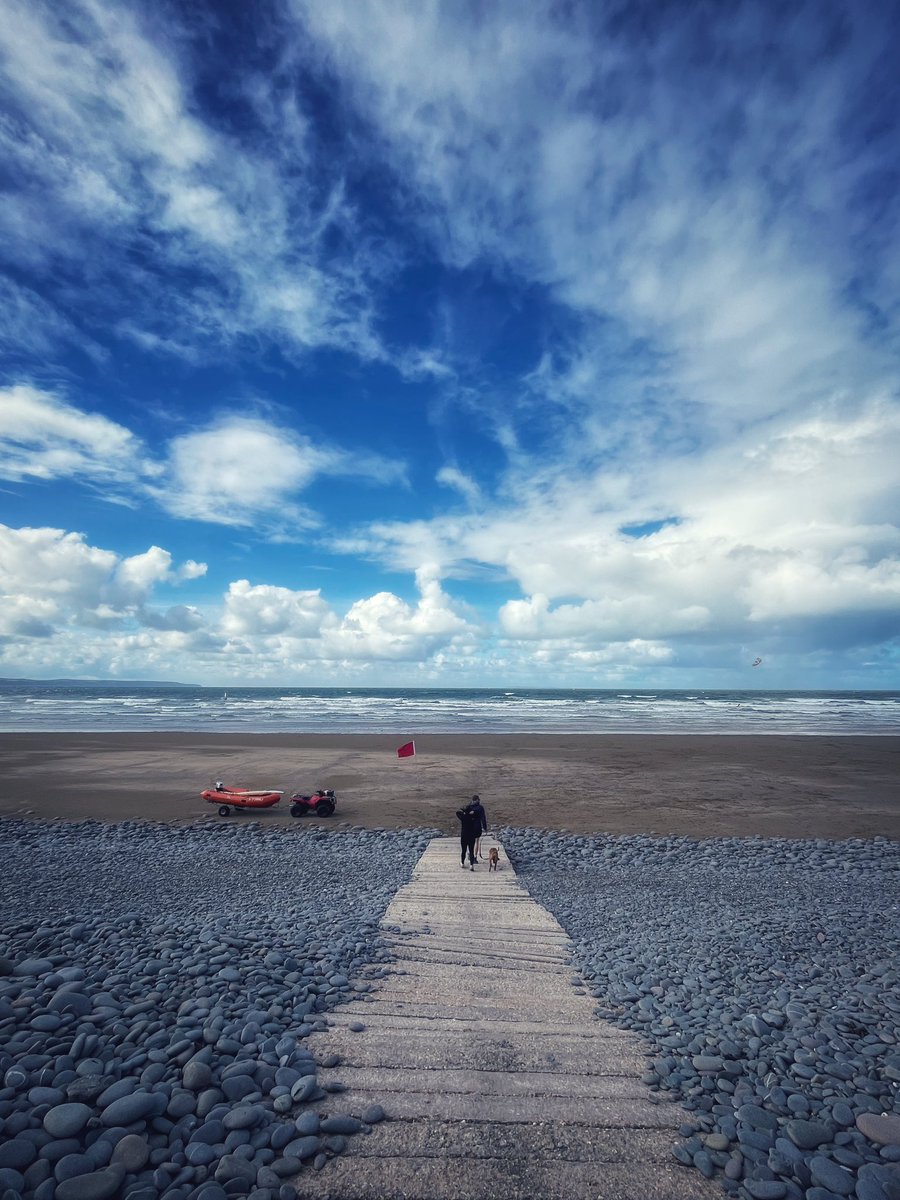 thisdevon's tweet photo. Strong winds on a blustery beach day #devon #this_devon @northam.burrows @north_devon_rnli_lifeguards #redflagday https://t.co/7oJYEQxTA0