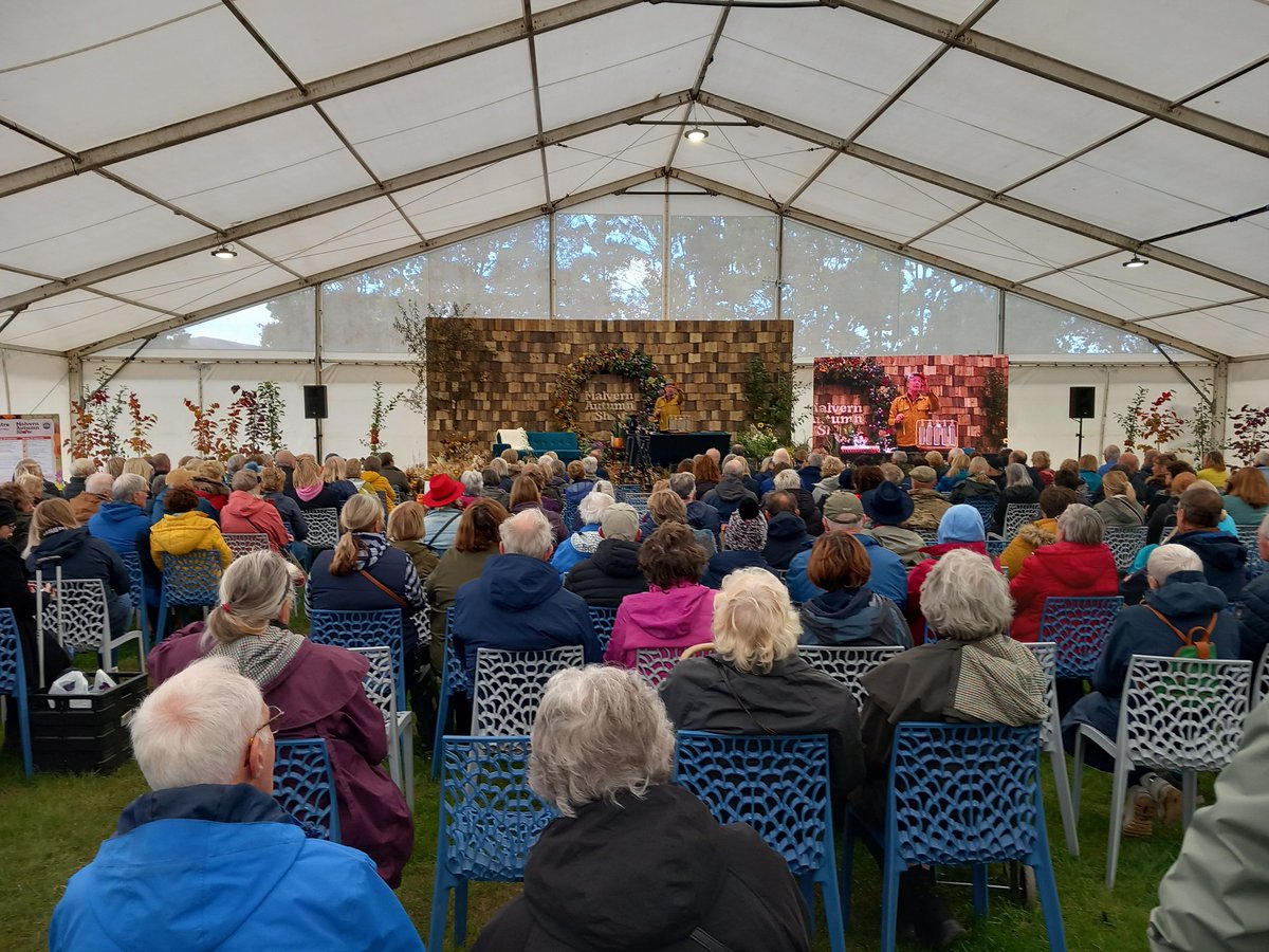 In the beautiful #Malvern Hills at <a href="/MalvernShows/">RHS Malvern Spring & Autumn Shows</a> <a href="/The_RHS/">The RHS</a> #autumn2024 first #flowertalk by <a href="/jpmoseley/">Jonathan Moseley</a> in the #Garden #Theatre hosted by the lovely <a href="/Nicki_Chapman/">Nicki Chapman</a> with an enthusiastic audience ❤️