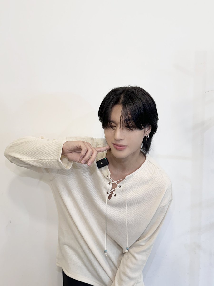 ATEEZofficial's tweet photo. [📷] 더샤이 그만샤이 Behind Photo

게임에 진심인 우영이의
덕업일치 시간😉
#더샤이 님과 환상의 콤비를 보여주며
웃음이 끊이지 않았던 시간🎮🤍

#ATEEZ #에이티즈 #WOOYOUNG #우영 https://t.co/76S8XZZwpX