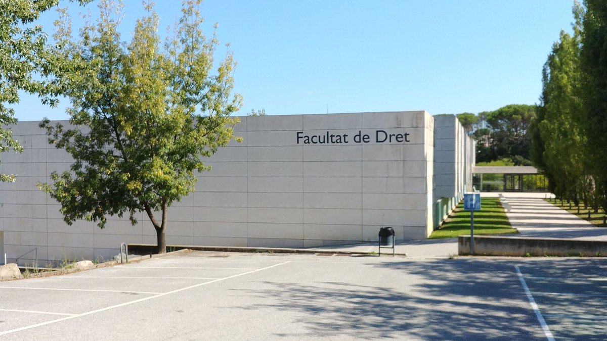 🤝 El TAB ha estat convidat per la <a href="/univgirona/">Universitat de Girona</a> per participar en les “Jornades sobre Sortides Professionals al Dret”.

📝 Avui hem fet una presentació, compartint informació, interactuant amb els assistents per resoldre dubtes i establint contactes. Ha estat una gran oportunitat!