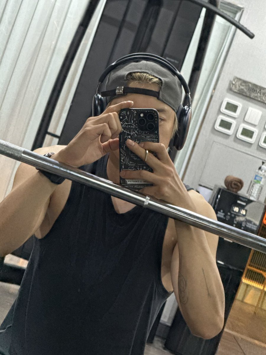 nini_sehuny's tweet photo. میشه گاز گازیت کنم ؟
#CHANYEOL @weareoneEXO https://t.co/RpGdSntzH1