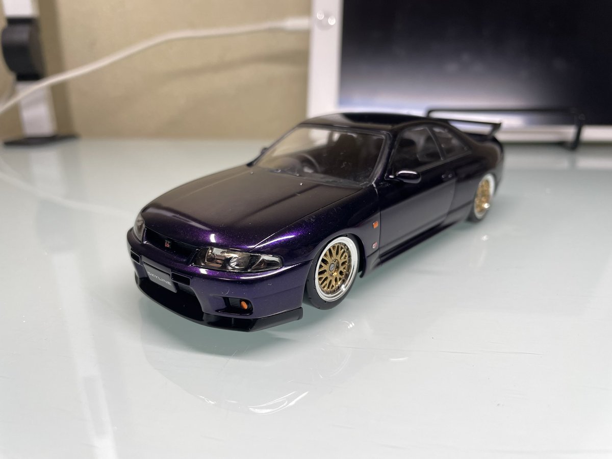 tomo12294629's tweet image. アオシマ  1/32スナップキット
スカイライン GT-R  R33

完成しました。
今回もボディ塗装のみです。
黒下地にパールの紫吹いてみました。
＃アオシマ  ＃楽プラ　
＃R33  #スカイライン