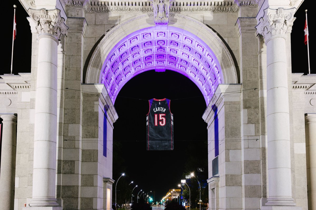 Sportsnet's tweet photo. Vince Carter jerseys are being displayed around the city of Toronto. 👀

📸: @Raptors https://t.co/mUckuvLjQ0