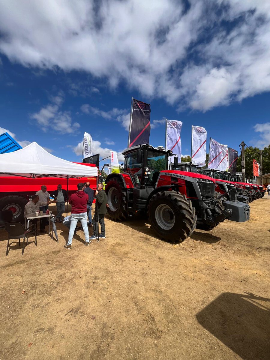 MF_Spain's tweet photo. ¡No te pierdas la oportunidad de conocer la maquinaria #MasseyFerguson! 👀🙌
Estamos presentes en la Feria Internacional Ganadera de Zafra hasta el 1 de octubre a través de nuestro concesionario Nieto Marcelo 🚜📍
Ven a vernos y únete a la #MFeXperience 🔥
#MFBornToFarm 🌾 https://t.co/nJAHfYjVTq