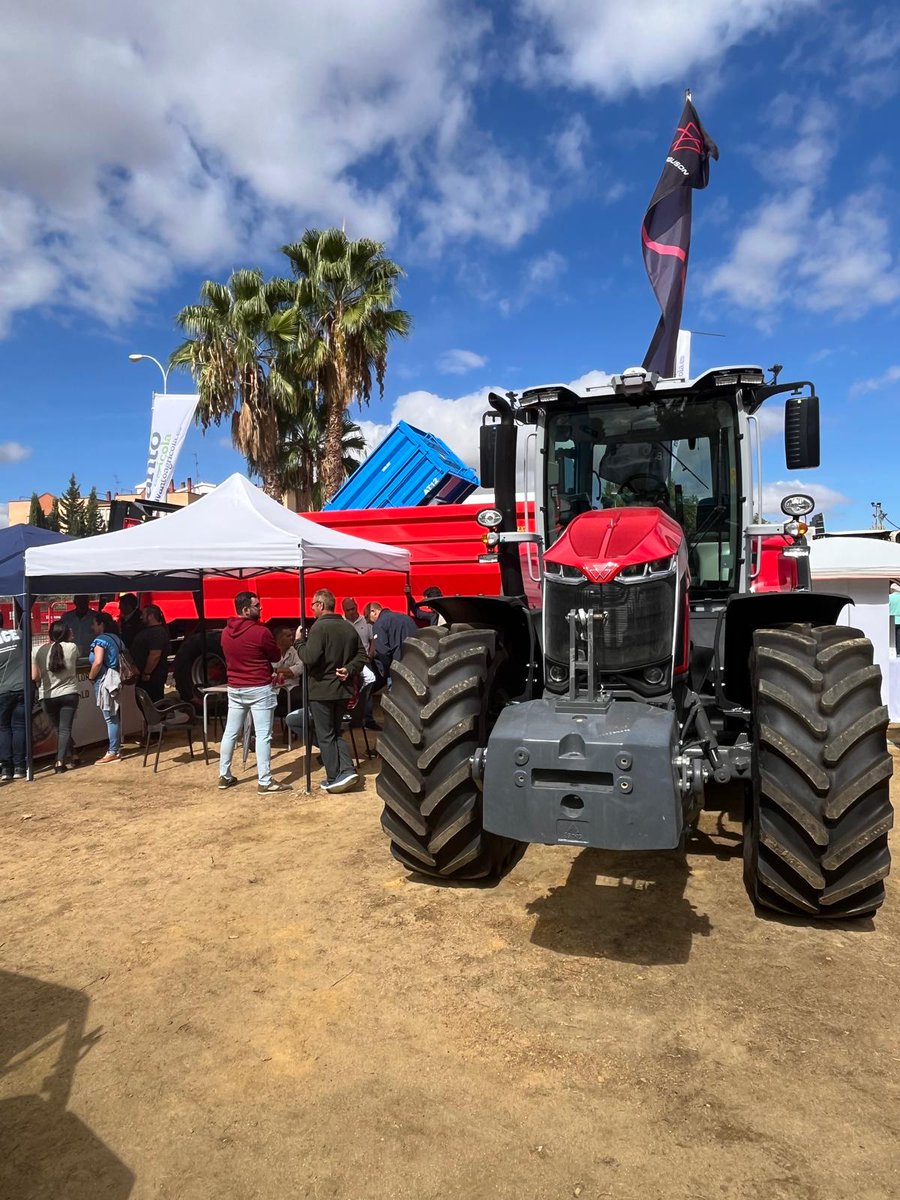 MF_Spain's tweet photo. ¡No te pierdas la oportunidad de conocer la maquinaria #MasseyFerguson! 👀🙌
Estamos presentes en la Feria Internacional Ganadera de Zafra hasta el 1 de octubre a través de nuestro concesionario Nieto Marcelo 🚜📍
Ven a vernos y únete a la #MFeXperience 🔥
#MFBornToFarm 🌾 https://t.co/nJAHfYjVTq