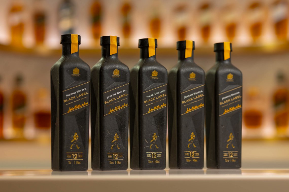 Diageo has launched an on-trade trial of a 90 per cent paper-based 70cl bottle for Johnnie Walker Black Label

Read more ➡️ thedrinksreport.com/news/2024/1956…