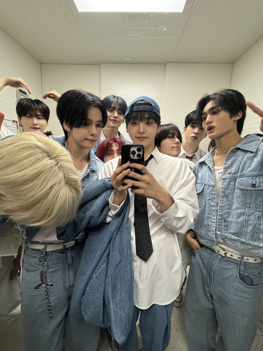 CRAVITY_twt's tweet photo. 러비티 팬콘에서 봐~~~❤️
#형준 #크래비티 https://t.co/uMxds2Dooj