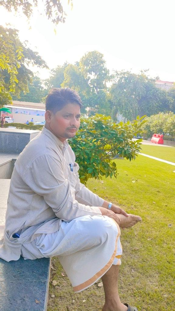 forgns2003's tweet photo. تمہارے شہر کا موسم بڑا سہانا لگے
میں ایک شام چرا لوں اگر برا نہ لگے

تمہارے بس میں اگر ہو تو بھول جاؤ مجھے
تمہیں بھلانے میں شاید مجھے زمانہ لگے

جو ڈوبنا ہے تو اتنے سکون سے ڈوبو
کہ آس پاس کی لہروں کو بھی پتا نہ لگے https://t.co/h7UEDiz92D