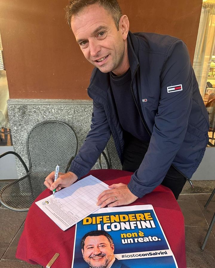 LegaLombardaSP's tweet photo. #CECCHETTI: “Questo weekend la Lega torna nelle piazza della Lombardia per continuare nella raccolta firme in solidarietà a Matteo Salvini, io sto con lui!
Difendere i confini non è un reato. #iostoconSalvini” https://t.co/NY0daVz3bX