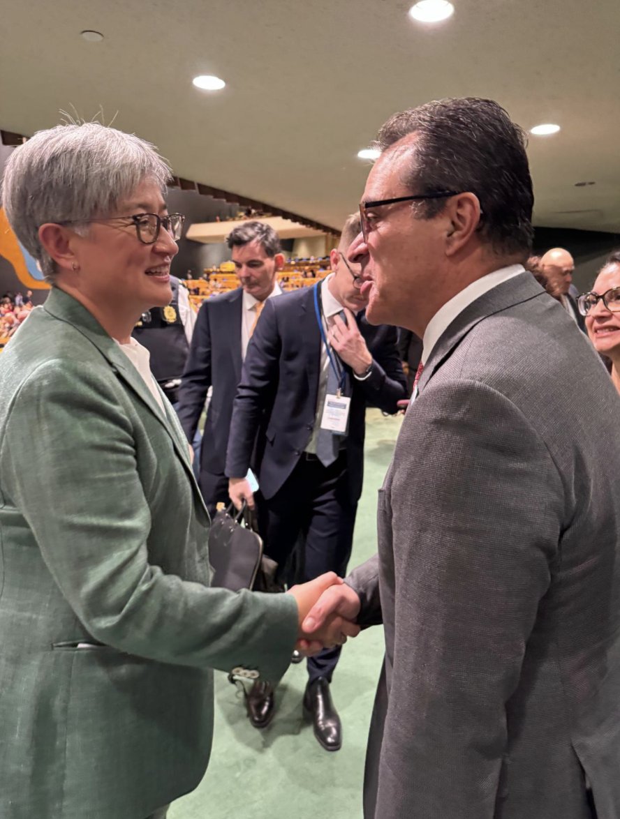 .<a href="/Int_IDEA/">International IDEA</a> Secretary-General <a href="/KevinCasasZ/">Kevin Casas</a> was pleased to speak with <a href="/SenatorWong/">Senator Penny Wong</a>, Minister of Foreign Affairs @DFAT in the margins of #UNGA79. 

The SG expressed his sincere appreciation for #Australia’s🇦🇺 steadfast commitment as a Member State of <a href="/Int_IDEA/">International IDEA</a> and their
