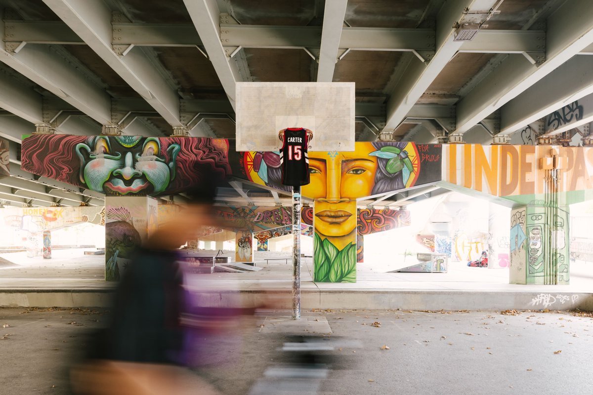 Vince Carter jerseys are being displayed around the city of Toronto. 👀

📸: <a href="/Raptors/">Toronto Raptors</a>
