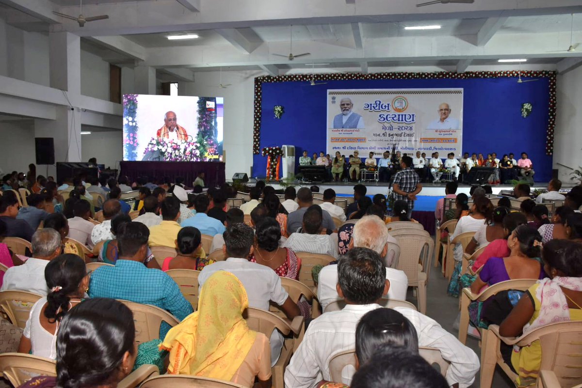 વલસાડ જિલ્લામાં 'ગરીબ કલ્યાણ મેળો' પારડી તાલુકાના મોતીવાડા ખાતે માન. નાણા, ઊર્જા અને પેટ્રોકેમિકલ્સ મંત્રી શ્રી કનુભાઇ દેસાઇ તથા અન્ય પદાધિકારીઓ અને અધિકારીઓની હાજરીમાં યોજાયો. આ મેળામાં 1792 લાભાર્થીઓને ₹3.73 કરોડથી વધુની સાધન સહાયનું વિતરણ કરાયું. #GaribKalyanMela2024 <a href="/CMOGuj/">CMO Gujarat</a>