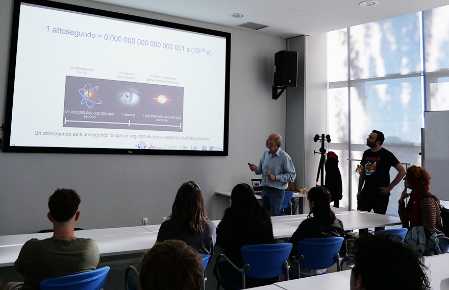 tomATTOsecond's tweet image. Today it&apos;s #EuropeanResearchersNight!

We are showcasing our science at @IMDEA_Nano in a workshop with school students.
🟠How short an attosecond is?
🟠If we record molecules at such speed, what things can we learn?

↪️tomatto.eu 

#EUfunded #ERCSyG @ERC_Research