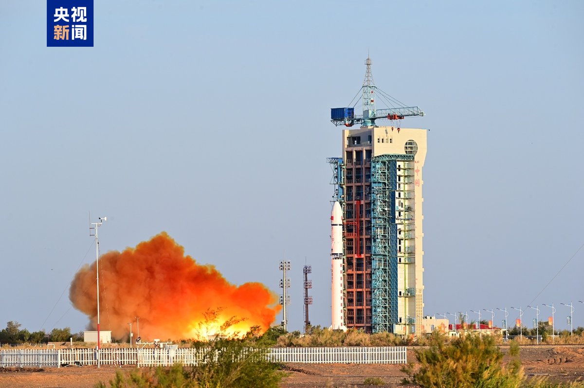 PDChinese's tweet photo. 【我國成功發射首顆可重複使用返回式技術試驗衛星】27日18時30分，我國在酒泉衛星發射中心採用長徵二號丁運載火箭，成功發射首顆可重複使用返回式技術試驗衛星——實踐十九號衛星，衛星順利進入預定軌道。 https://t.co/nhMRIHrhhy