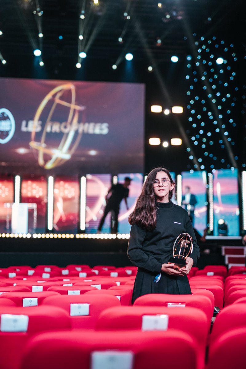 top14rugby's tweet photo. Lundi, à la #NuitDuRugby, Defender a offert à Apolline une expérience à la hauteur de son engagement pour un monde meilleur. 🌍✨
Après avoir transporté les trophées jusqu’à l’Olympia, elle a pu rencontrer ceux qui l’inspirent.🫶
#TOP14 | #DefenderOfTomorrow | @Defender https://t.co/Ud6slRRQWB