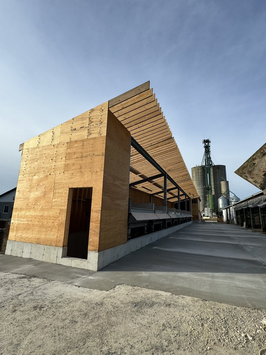 Beauty morning in Melbourne! We are so excited to get our new fertilizer blending system commissioned in the coming days. Looking forward to servicing you all this fall! 🌽🌱🌾