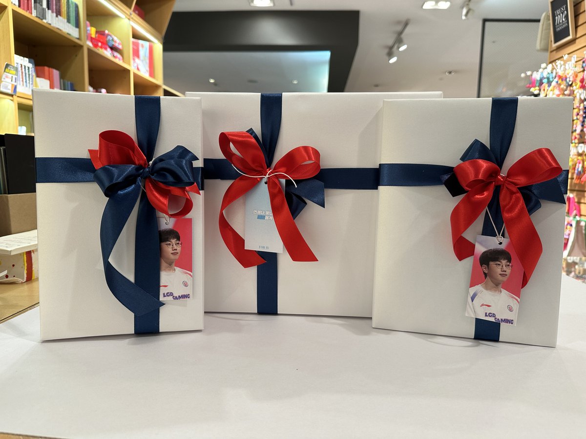 선수님에게 드디어 전달됐으니까,,, 올려보는 선물샷🎁 #버돌 #Burdol

데뷔 3주년 기념으로 준비했어요! 처음에는 구단 통해서 전달하려고 했는데, 소통 이슈로 준비랑 전달이 늦어졌었어요. 그래서 혹시나 하고 에이전시 측에 연락드렸는데, 기꺼이 전달해주셔서 버돌 선수님에게 보내드릴 수