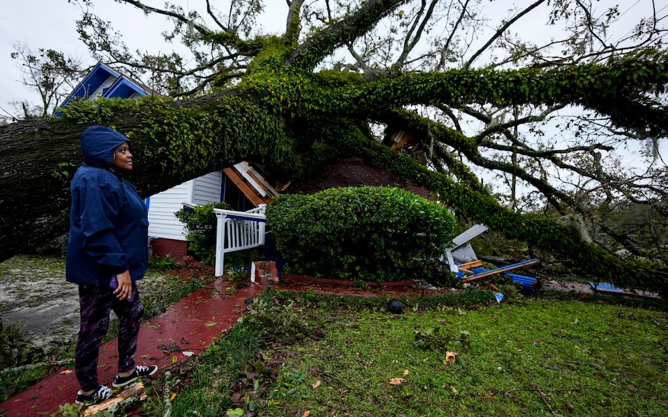 BPINewsOrg's tweet image. Ronda Bell watches as an oak tree flattens her 100-year-old home in Valdosta, Georgia, due to Hurricane Helene's impact. Strong winds from the storm have caused widespread damage. #HurricaneHelene #Valdosta #Georgia
