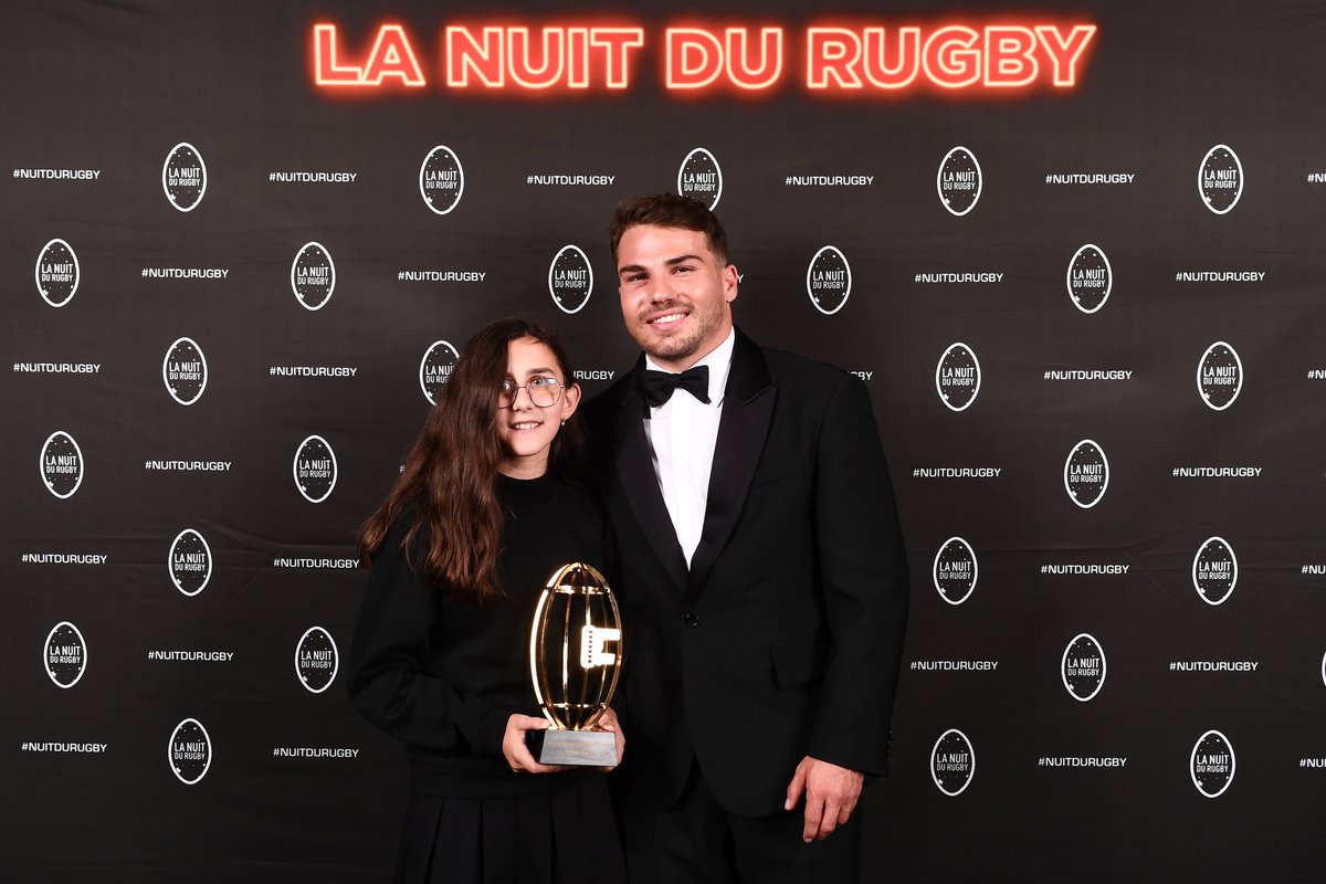 top14rugby's tweet photo. Lundi, à la #NuitDuRugby, Defender a offert à Apolline une expérience à la hauteur de son engagement pour un monde meilleur. 🌍✨
Après avoir transporté les trophées jusqu’à l’Olympia, elle a pu rencontrer ceux qui l’inspirent.🫶
#TOP14 | #DefenderOfTomorrow | @Defender https://t.co/Ud6slRRQWB