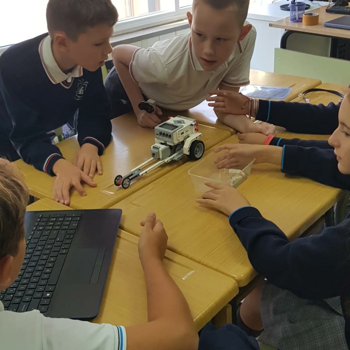 StoAngelGijon's tweet image. Demostración de @Robotix_educa para todo el alumnado de #EducaciónInfantil y #EducaciónPrimaria.
Tiempo en el que construir y experimentar de una manera lúdica y creativa.
#Extraescolares
#SomosSantoÁngel