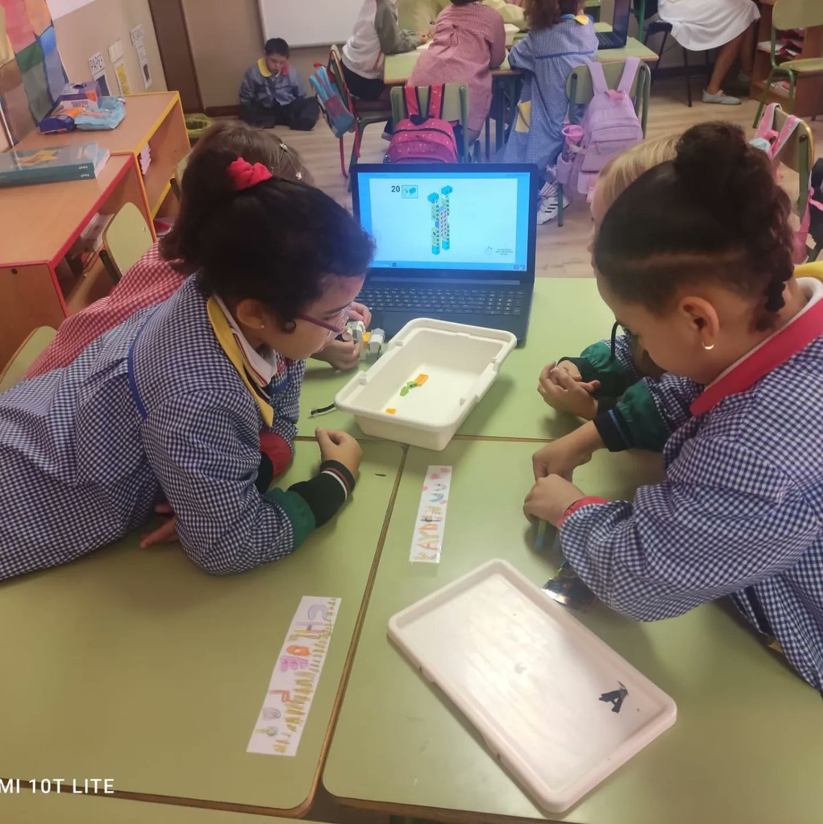 StoAngelGijon's tweet image. Demostración de @Robotix_educa para todo el alumnado de #EducaciónInfantil y #EducaciónPrimaria.
Tiempo en el que construir y experimentar de una manera lúdica y creativa.
#Extraescolares
#SomosSantoÁngel