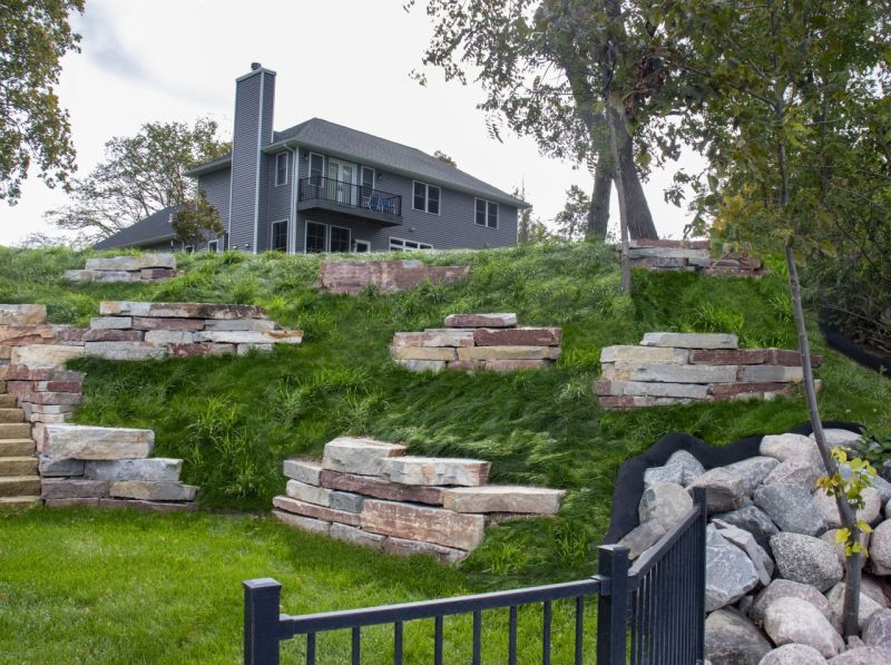 Imagine if your backyard oasis looked like this! The Aged Parchment steps provide a gentle descent, while the Chilton Weatheredge Outcroppings and Pavers paint a vibrant path that catches the eye. #oasis #ChiltonWeatheredge