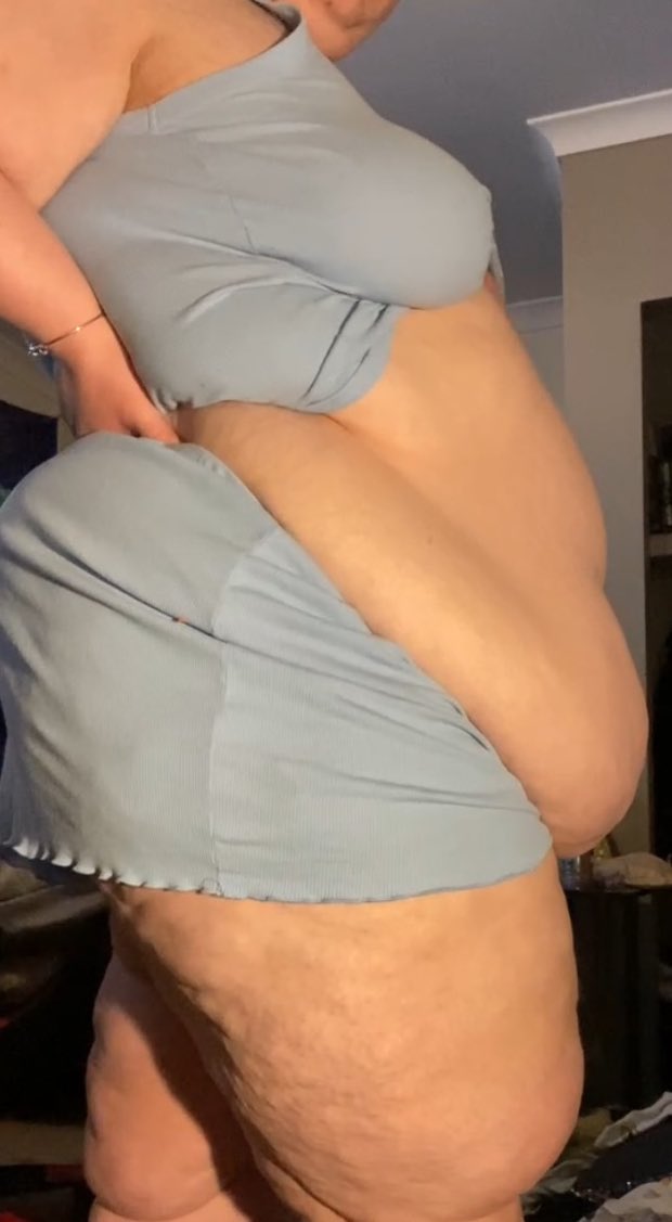 lovingloralie's tweet photo. my big growing belly 💗 

#gainingagain #gaining #weightgain #feedee #bigbelly #hugegirl #fatgirl #feedeebelly #feedeegirl #ssbbw #ssbbws https://t.co/oSJyqJTXuG
