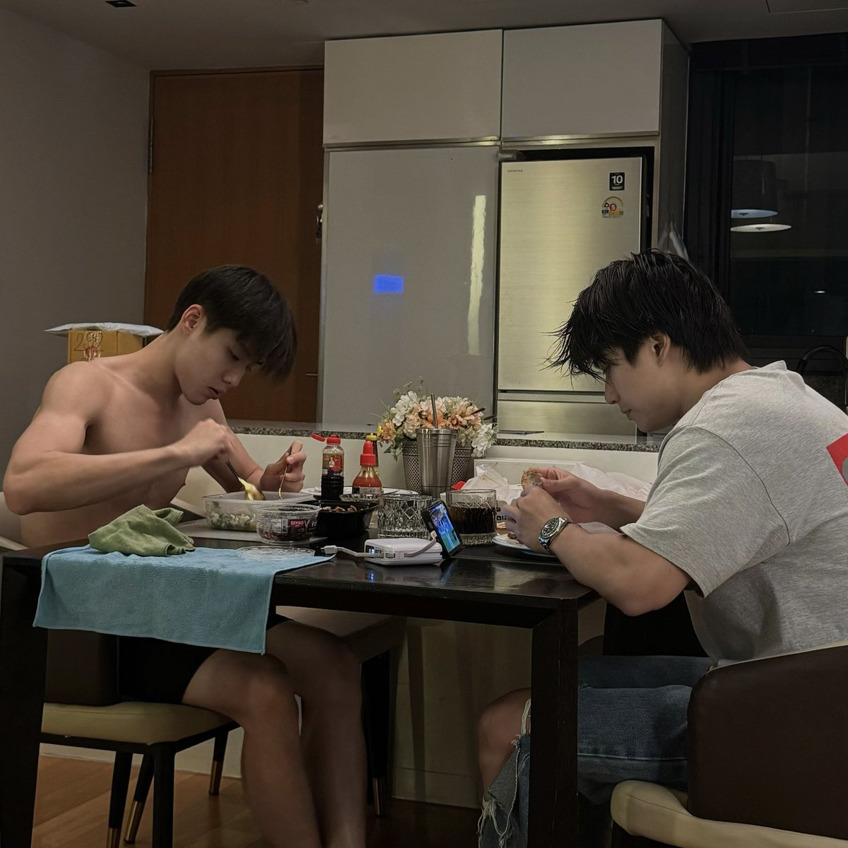 papangpt's tweet photo. ข้าวจะอร่อยอยู่ที่ว่ากินกับใคร #KidnapSeriesEP4 https://t.co/2Y431vtkbq