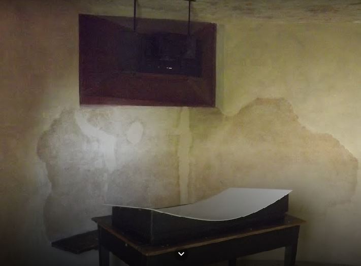 RealPreCinema's tweet photo. Two systems of mirrors and a #prism make it more a #CameraOttica than a true Camera Obscura. However, placed in one of the three round corner towers at the end of the 19th century, the #OpticalChamber was created as “a futuristic social game.” https://t.co/KYLpAF73nG