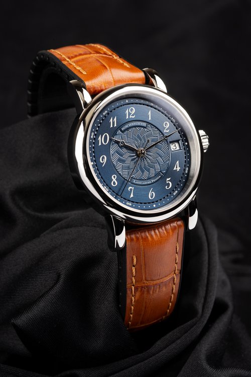 RGMWatchCompany's tweet photo. The RGM 207-EB has a hand-cut dial and a compact 35mm case diameter. 

#rgmwatchco #rgmwatches #rgmwatch #watch #wristwatch #wristwatches #watchmaking #watchmaker #independentwatchmaking
#guilloche #guillochedial #cadranguilloche #engineturning #engineturneddial #bluedial https://t.co/DCkCa4TEi1