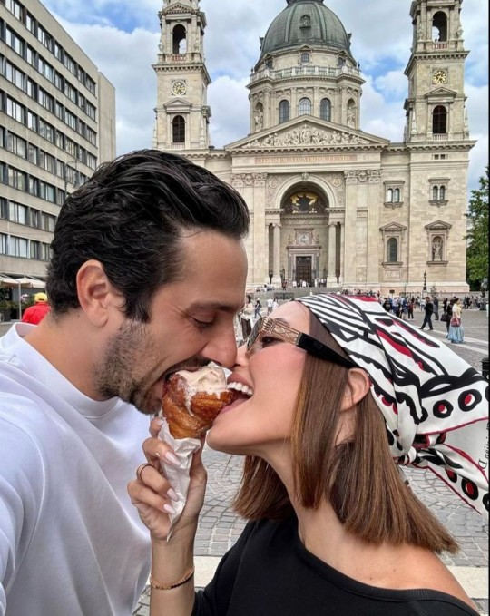 oficial_couples's tweet photo. https://t.co/luCLvZv86I