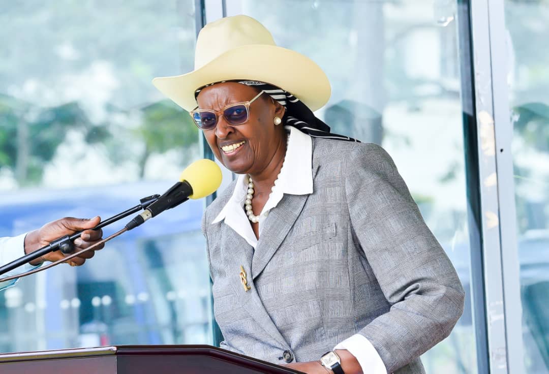 JohnOlupot3's tweet image. While commissioning the #EmergingLeadersProgram Champions (33 student leaders and 140 Lecturers) who trained in January this year, Hon. @JanetMuseveni charged them to be role models. She thanked them for choosing to stand &amp;amp; taking up leadership as their responsibility.
#ELPLaunch