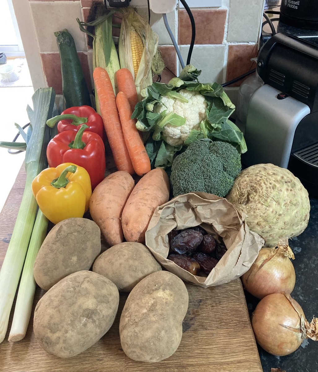 emmacook's tweet image. Look at this gorgeous array of fresh produce purchased from the lovely @BumblesGG in readiness to entertain this weekend and no plastic in sight!  🥰