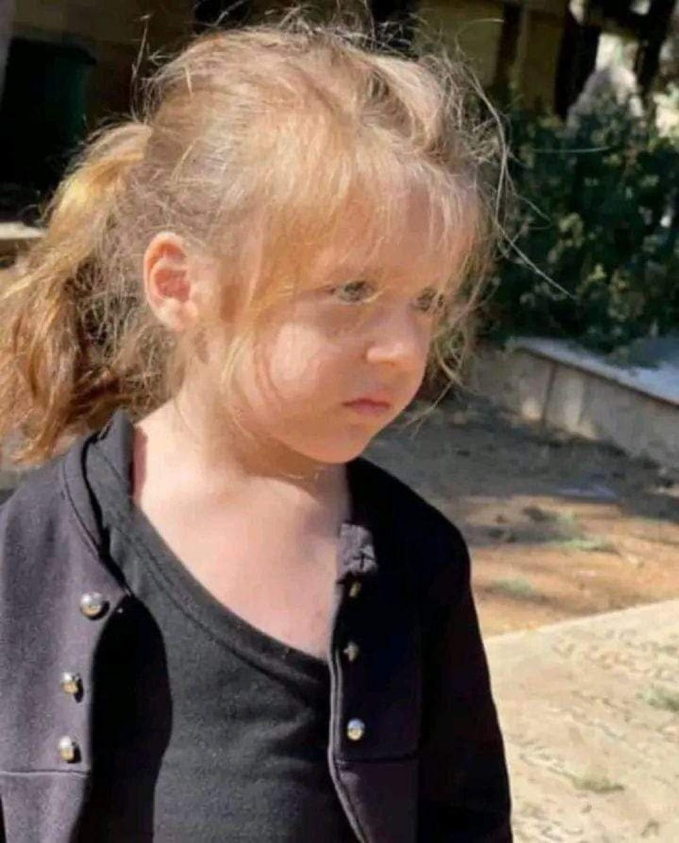 sahouraxo's tweet photo. Rayan is just 5 years old.

Israel slaughtered 15 of her family members in a massacre in Bekaa, Lebanon. 

Her entire family is gone. She’s the only one left. https://t.co/fl3gfr62xg