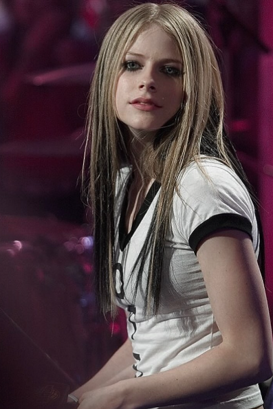 sanzbito's tweet image. la mujer que mantiene a la industria de los delineadores ya tiene 4 decadas... larga vida a la reina de los skater punks