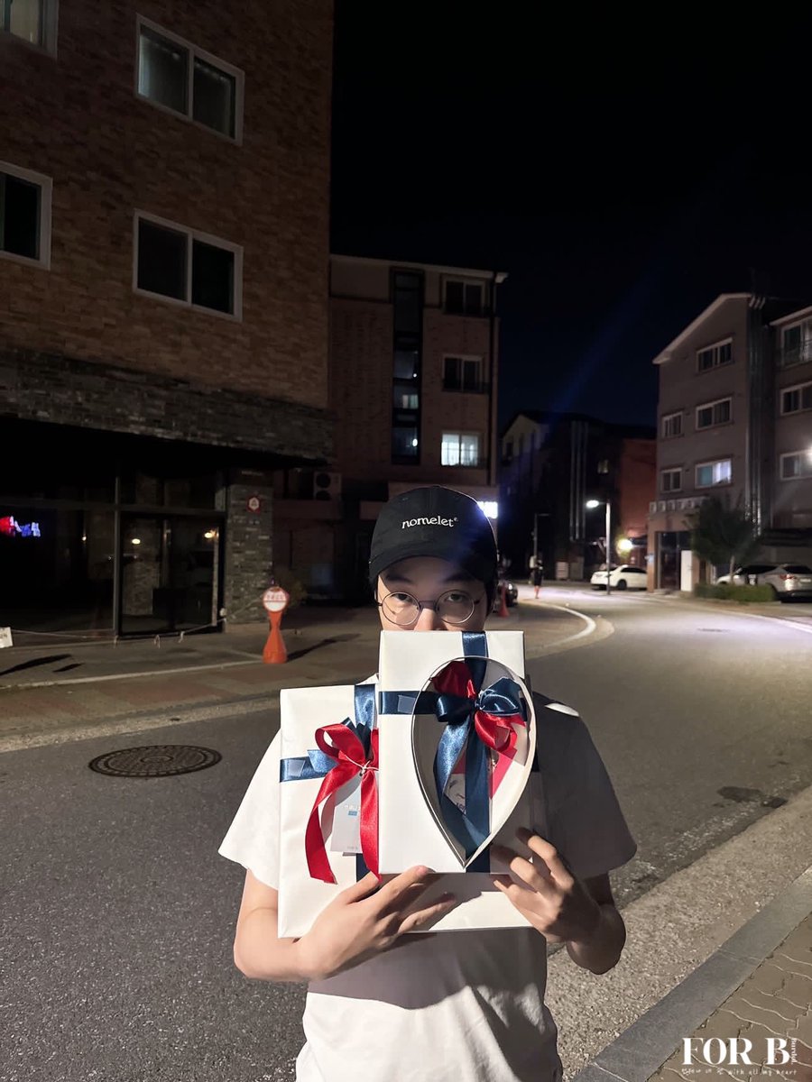 에이전시의 허락을 받고 공유받은 선물 인증샷 올려봐용🍀(에이전시측에서 찍어서 보내주셨어요! 정말 감사드립니다🥹)
선수님 인증 감사합니다🎶 

#Burdol #버돌 #卢泰允