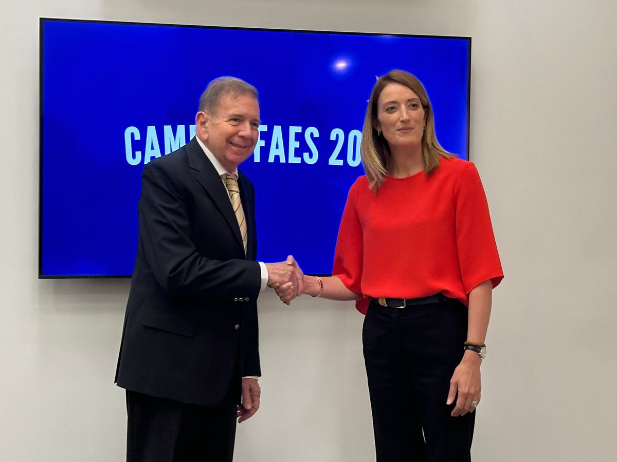 EdmundoGU's tweet photo. En este encuentro con la Presidenta del Parlamento Europeo, Roberta Metsola, tuve la oportunidad de hablar en nombre de #Venezuela y de todos los venezolanos, como depositario de la soberanía popular, y poner de relieve lo que ha sido uno de los principales méritos que ha caracterizado la actuación de la Eurodiputada Metsola al frente de esta Cámara, la búsqueda de difíciles consensos en un momento en el cual priva a nivel mundial un empobrecimiento y reducción de la libertad.
 
Nuestro país necesita voces como la suya para alcanzar una transición en paz, y construir una ruta hacia la democracia y la libertad

🇻🇪🇪🇺