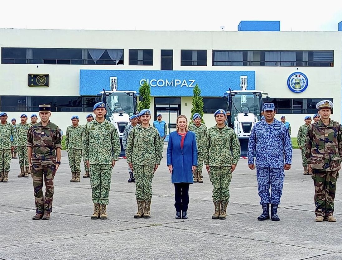 delphborione's tweet photo. Muchas felicidades a los equipos de #CECOPAM #CICOMPAZ @SEDENAmx por la preparación de alto nivel a las operaciones de mantenimiento de la paz @ONU_es. 🇫🇷 coopera en su centro de formación que visité hoy dando clases técnicas de francés, con el apoyo de un instructor. (1/2)
#OMP https://t.co/1smr8OoSQl