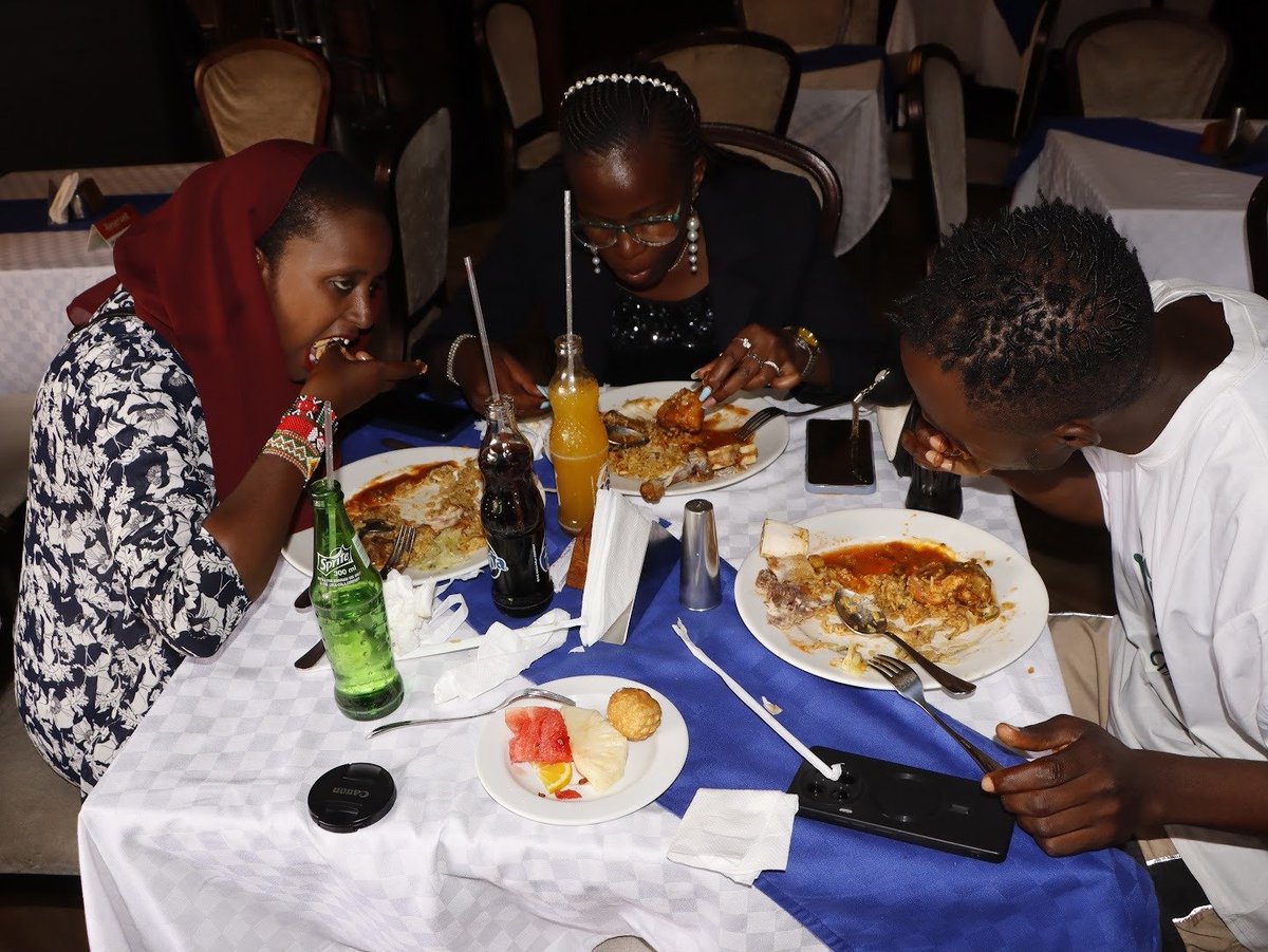 GhettoRadio895's tweet photo. DANTE; Mara yake ya kwanza kula hoteli bigi katikati ya CBD, Nairobi. Spoon na Folk iliwekwa kando!
Dante huuza makaratasi pale Mkulima na anaishi slum Mkuru Kwa Ruben. Ameget help kurecord ngoma ya kwanza na ako na hopes mziki itamlipa atoboe kilife.
#MtaaSafe #GRLife #Goteana https://t.co/L7Bd4Ivr4X