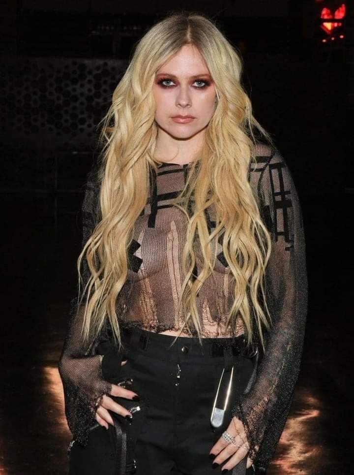 sanzbito's tweet image. la mujer que mantiene a la industria de los delineadores ya tiene 4 decadas... larga vida a la reina de los skater punks