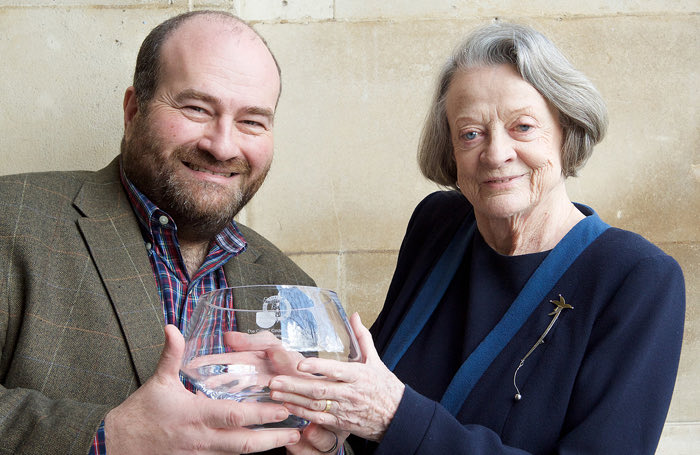 Mark Shenton ๐ (@shentonstage) on Twitter photo Farewell to #MaggieSmith, who has died, aged 89. Iโm presenting her the Criticsโ Circle 2015 Award for Services to the arts, which she accepted at an event in April 2016.
<a href="/guardian/">The Guardian</a> news story: theguardian.com/film/2024/sep/โฆ Farewell to #MaggieSmith, who has died, aged 89. Iโm presenting her the Criticsโ Circle 2015 Award for Services to the arts, which she accepted at an event in April 2016.
<a href="/guardian/">The Guardian</a> news story: theguardian.com/film/2024/sep/โฆ