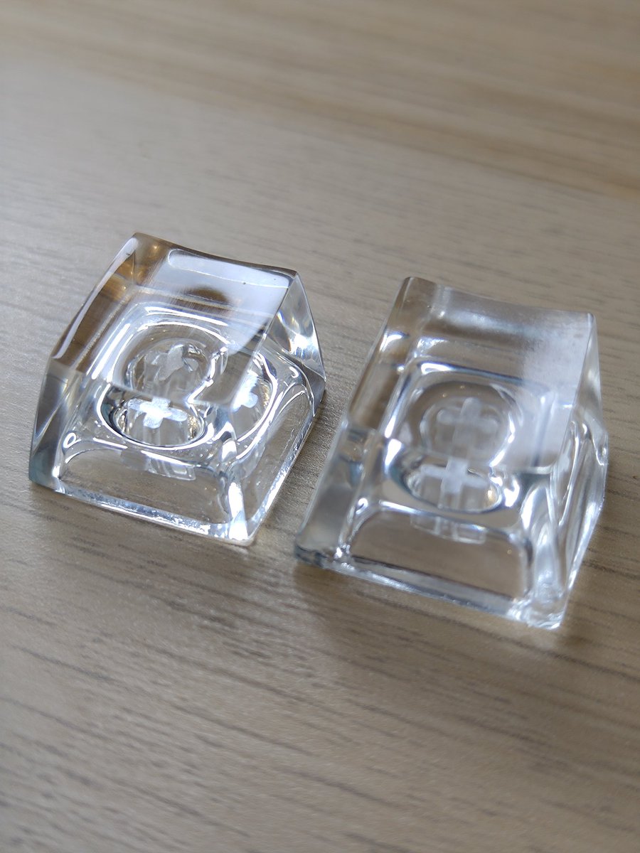 kiriman_works's tweet photo. まるで水のような透明レジンキーキャップ

久しぶりにレジン磨きました💡
市販の型だと積層痕のような段差があるので、研磨で全て消しています

うぉーーー磨けーーー

#フローレスレジン　#レジン　#キーキャップ https://t.co/y3DnVS1OxQ