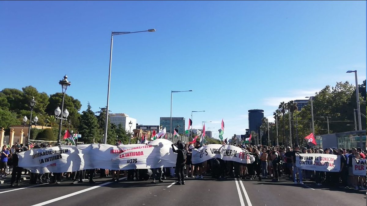 Banc_Expropiat's tweet photo. Centenars de solidàries amb Palestina tallen la diagonal per exigir la fi del genocidi i del règim sionista.
Assenyalem la complicitat de les universitats catalanes amb l'estat sionista
Fins que Palest1na sigui lliure, no defallirem!!
#27S #VagaPerPalest1na
#SomInt1fada https://t.co/ZF0BMLfcwR