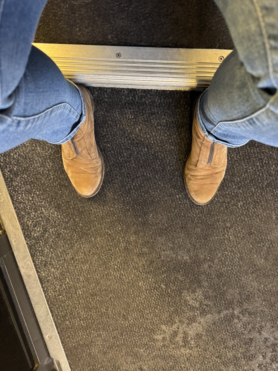 À ça de me dire que terminer mon Nîmes / Paris sur les marches de l’escalier du couloir est plus confort que d’être quichée dans mon carré seconde classe